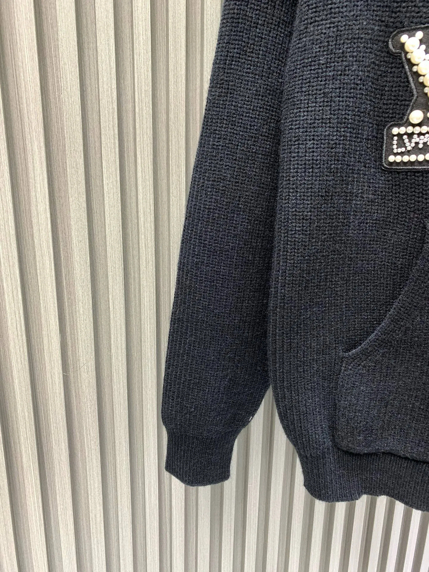 🅿️460 🀄️ Louis Vuitton LOUIS VUITT* Louis 1V2025SS new beaded hooded knitted sweater for autumn and winter. This cotton hoodie is embellished with resin beaded embroidered patches on the front, with the 1V Vers United logo to illustrate the new season football inspiration. The drawstring ends reveal jewelry charm. It can elegantly upgrade various casual styles. Made of 16S single yarn + 10S single yarn fish scale fabric. The fish-scale bottom fabric forms a fish-scale pattern through a specific weaving process. The plates are arranged and interwoven according to the pattern and shape of warp and weft to ensure clear texture and excellent texture. The fabric has been carefully processed and has good durability, is light, soft and has good breathability.